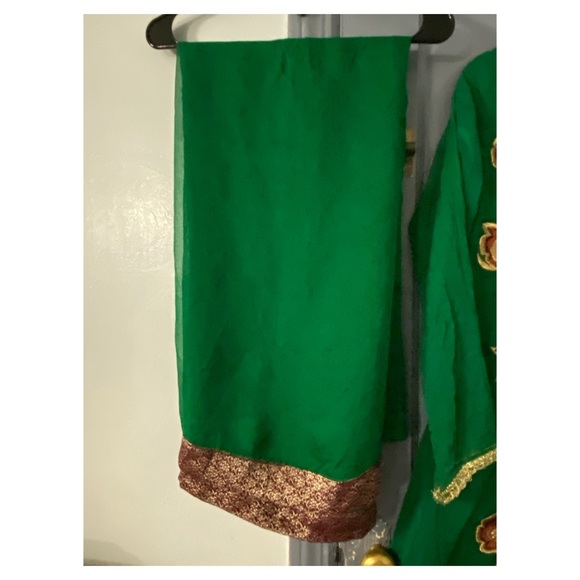 Chiffon Emerald green maxi gown (4 pieces) - Picture 4 of 5